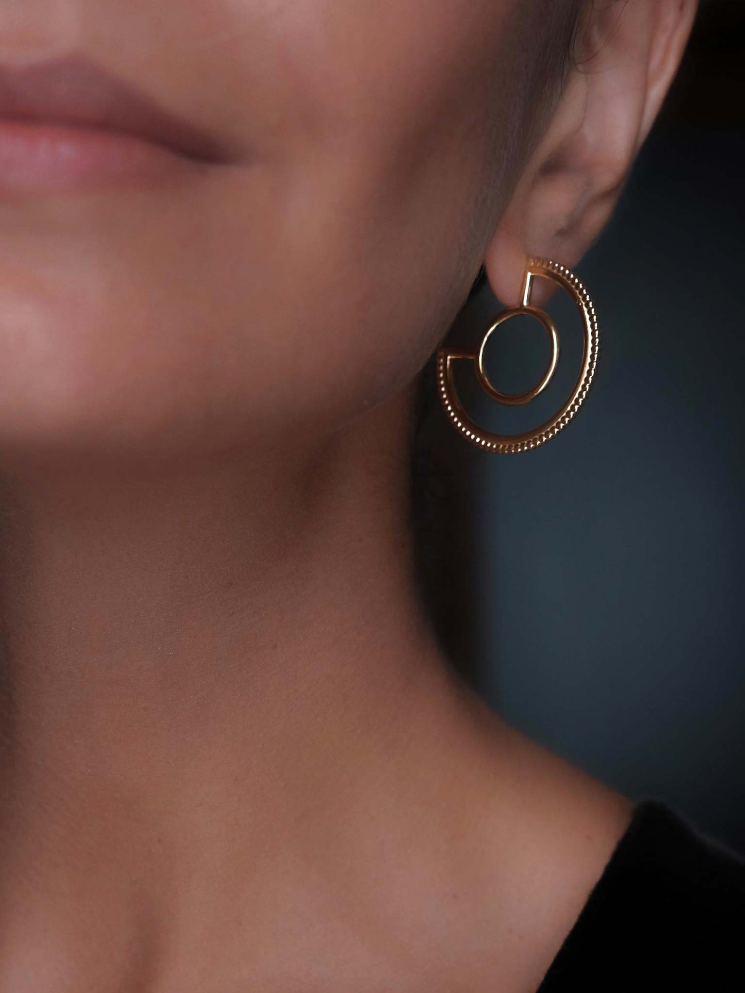 Earrings Anita Gold on model