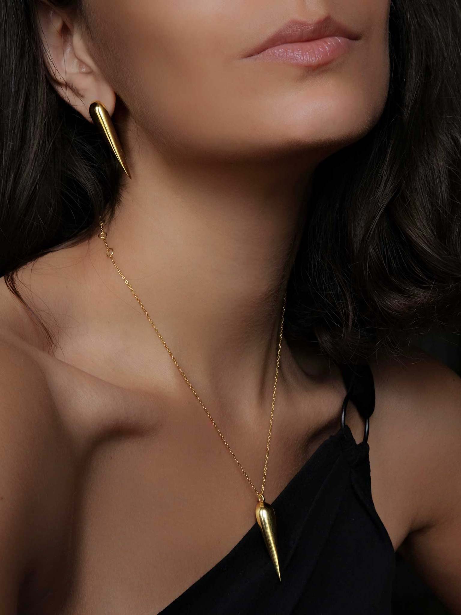 Earrings Cara Gold on model