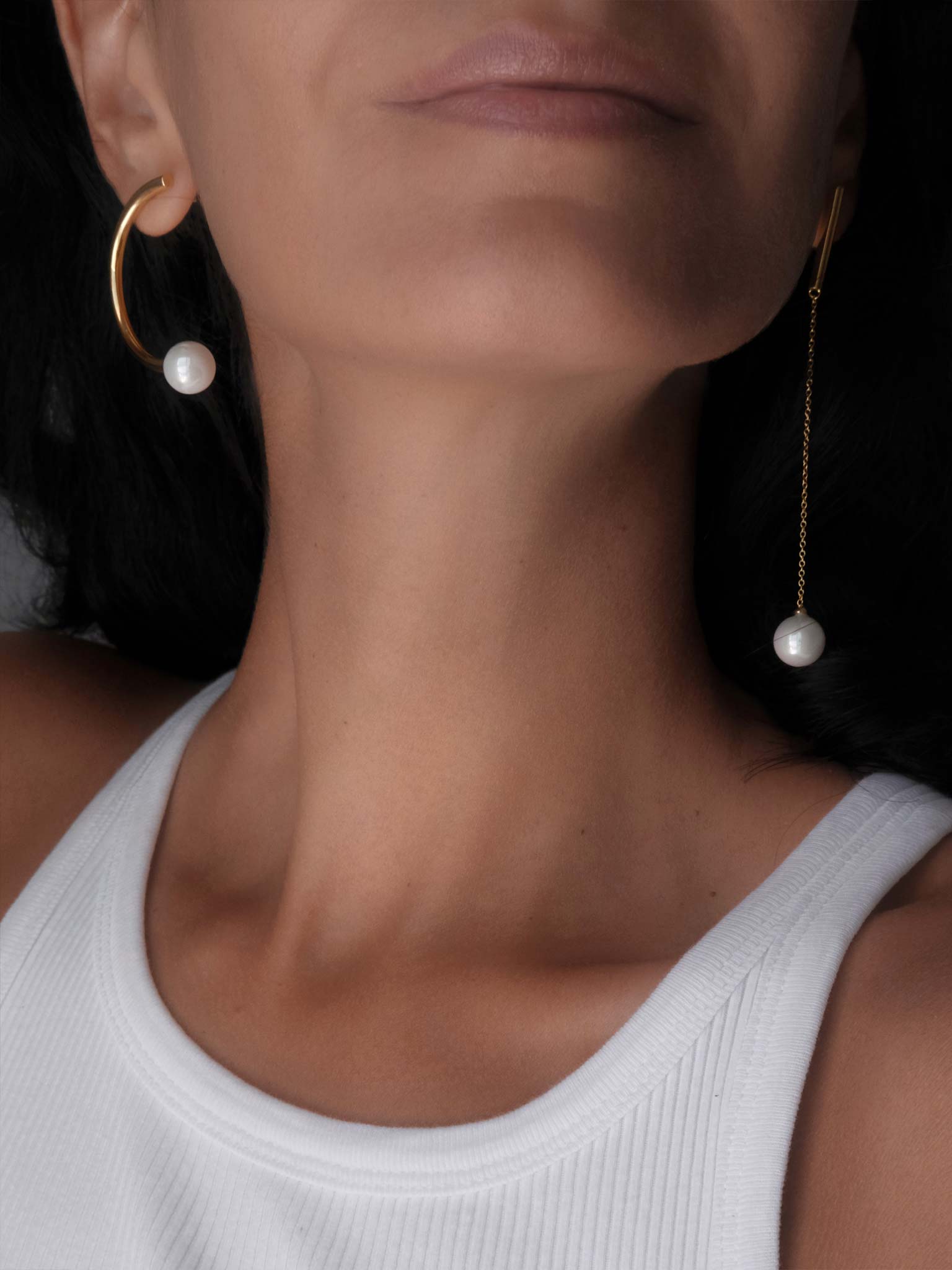 Earrings Nadin Gold on model