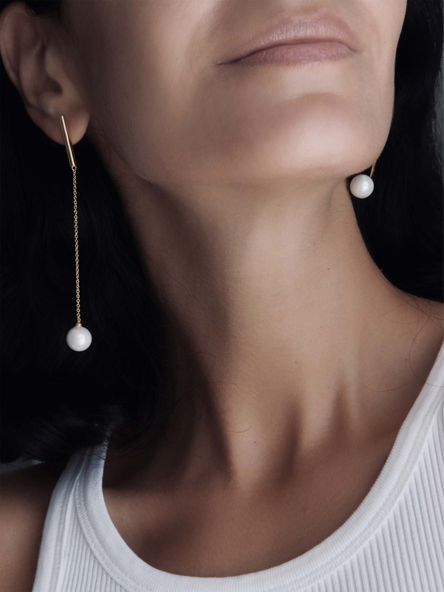Earrings Nadin Gold on model