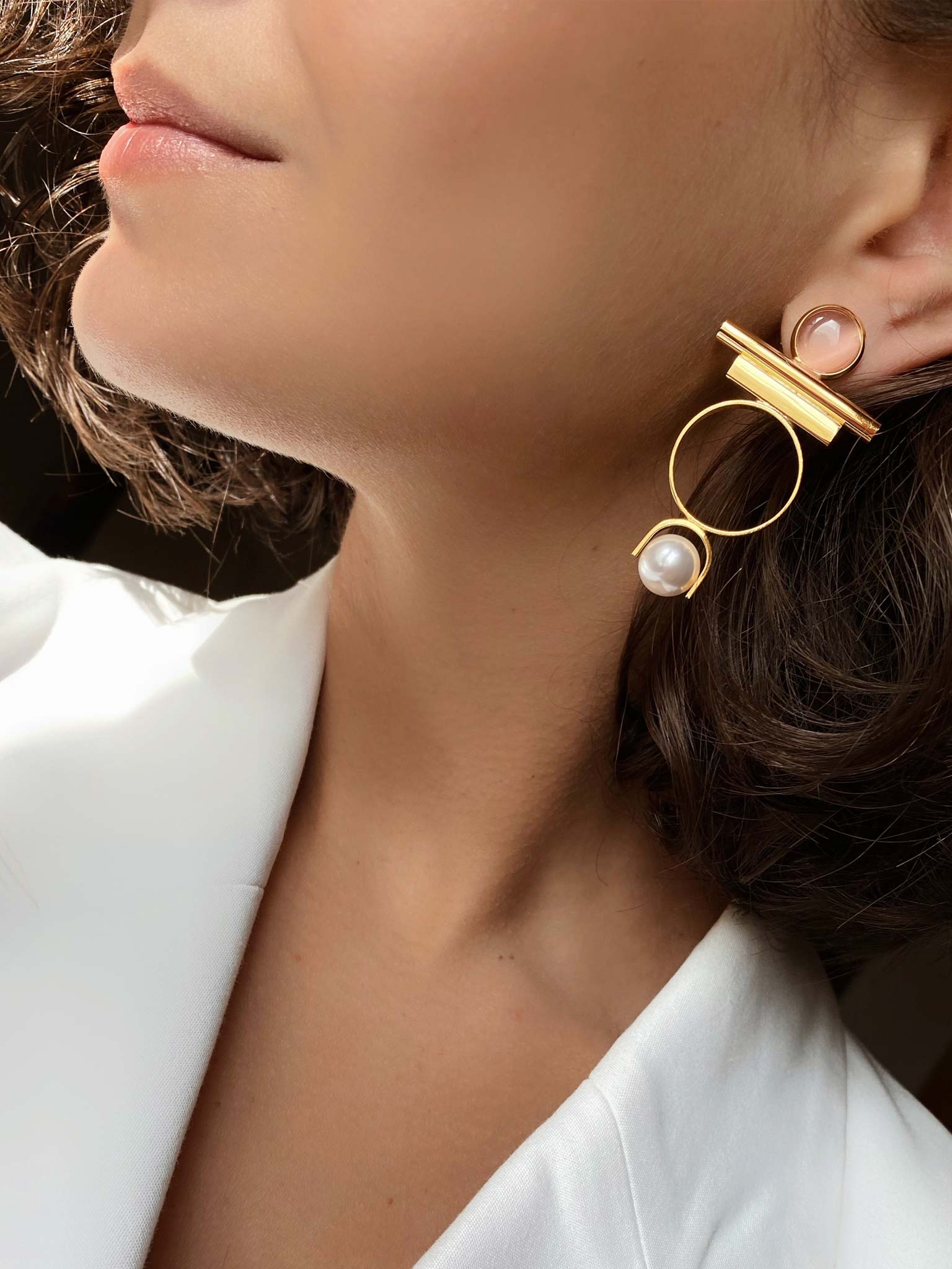 Earrings Nori Gold on model