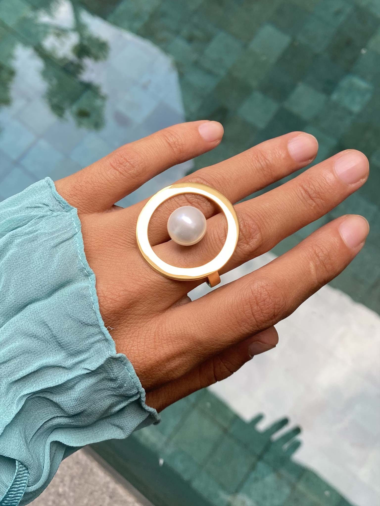Ring Milena Gold on model
